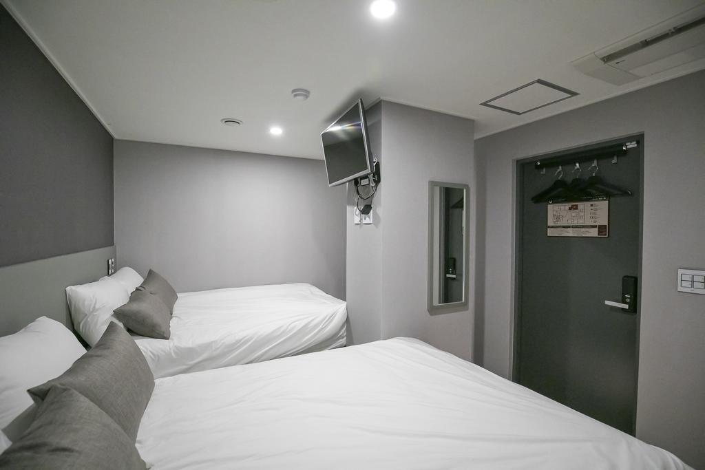 Philstay Myeongdong Station Seoel Buitenkant foto
