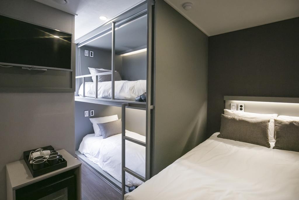 Philstay Myeongdong Station Seoel Buitenkant foto