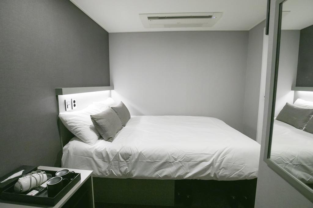 Philstay Myeongdong Station Seoel Buitenkant foto